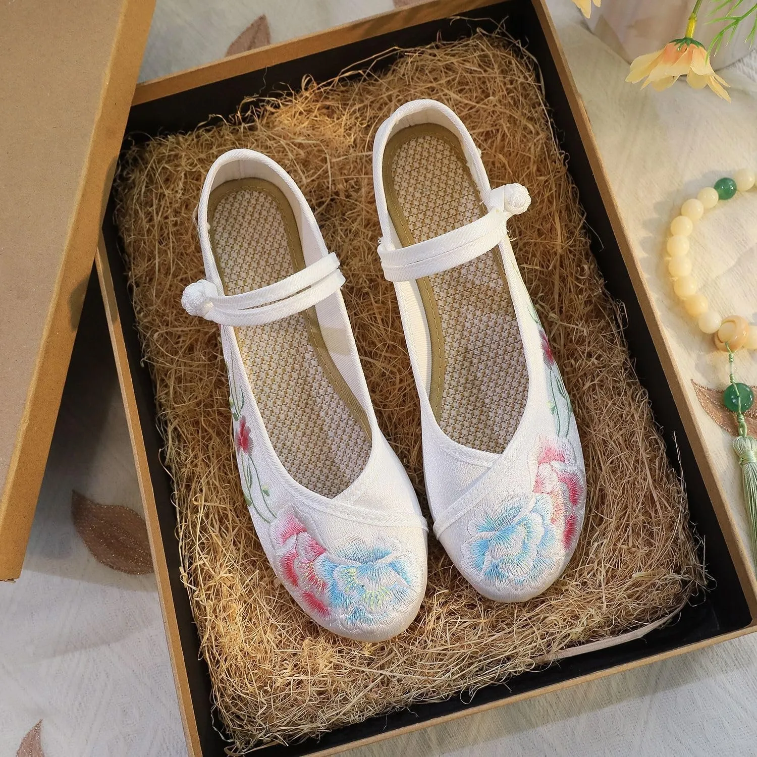 2025 Women's Chinese Style Floral Embroidery Ankle Strap Shoes Elegant Low Chunky Heel Cheongsam Hanfu Shoes Casual Comfort Stage Show Mary Jane Shoes