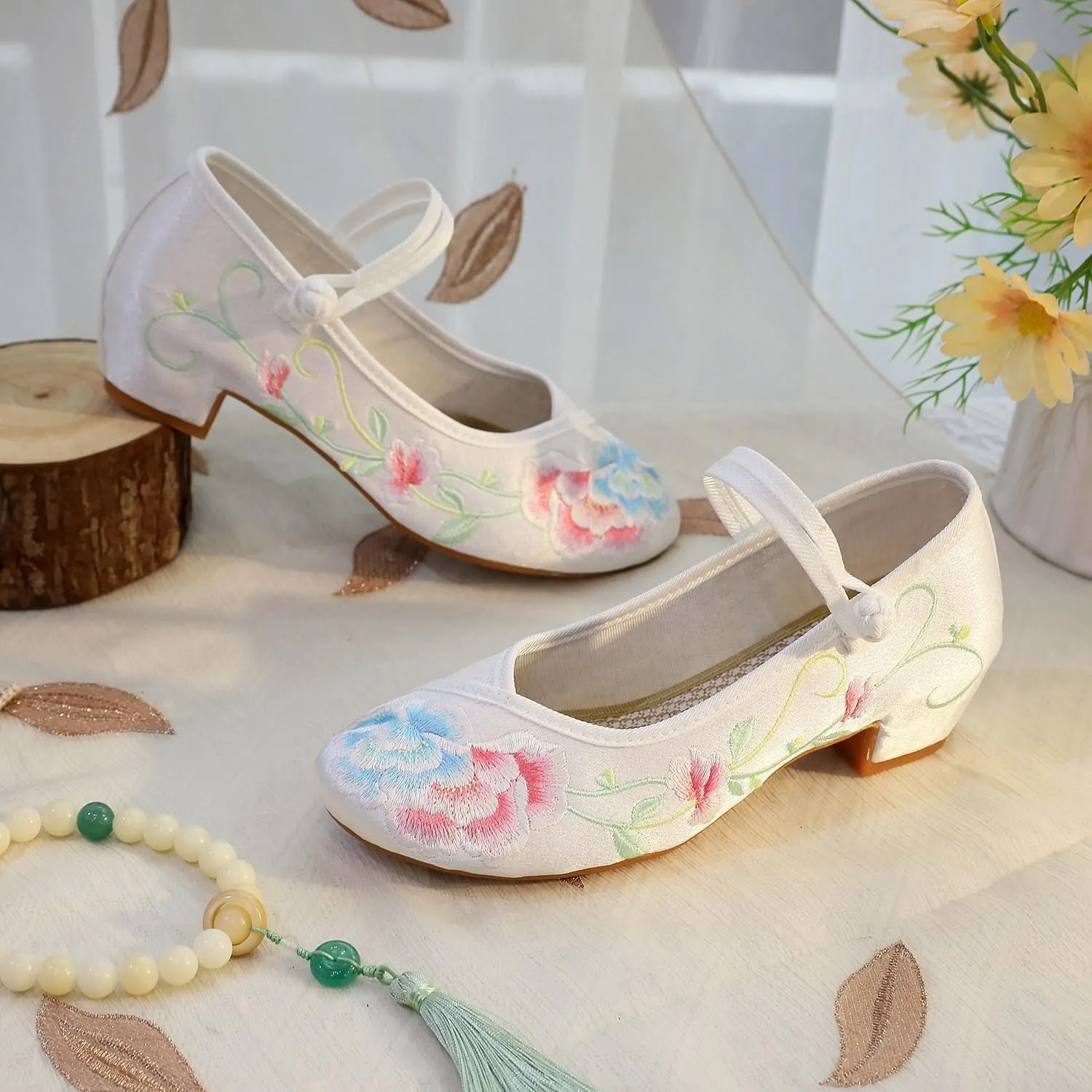 2025 Women's Chinese Style Floral Embroidery Ankle Strap Shoes Elegant Low Chunky Heel Cheongsam Hanfu Shoes Casual Comfort Stage Show Mary Jane Shoes