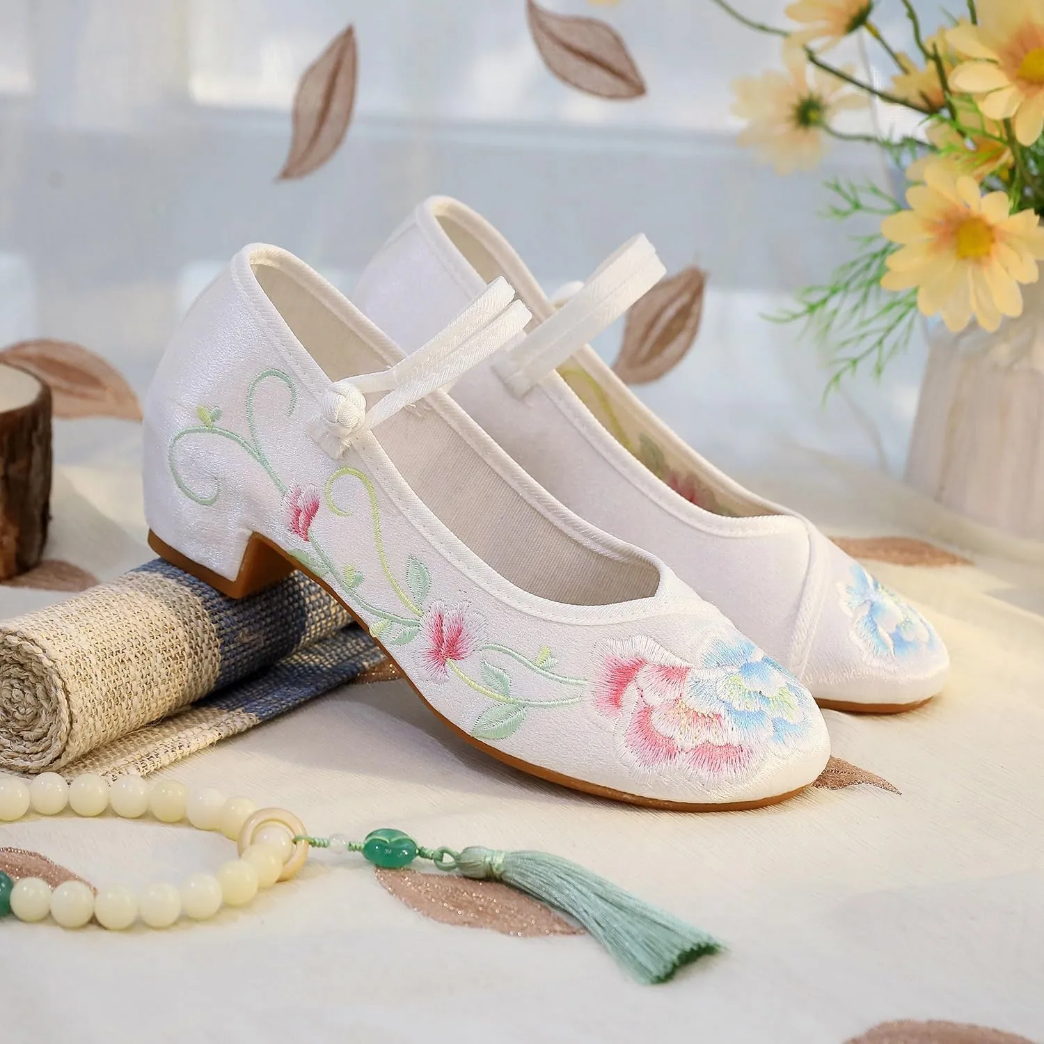 2025 Women's Chinese Style Floral Embroidery Ankle Strap Shoes Elegant Low Chunky Heel Cheongsam Hanfu Shoes Casual Comfort Stage Show Mary Jane Shoes