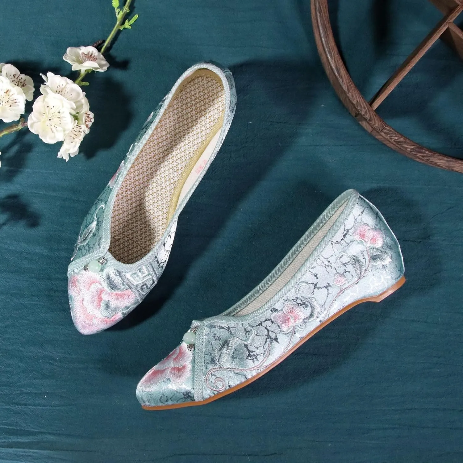 Women's Retro Classic Ballet Flats Shoes Pointed Toe Slip On Comfortable Loafer Handmade Floral Embroidered Shoes for Women Mary Jane Flats Cheongsam Shoes